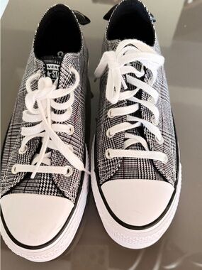 Women’s New Converse Black and White Plaid Low Top  limited Edition Sneakers